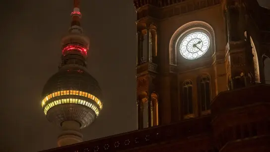Die Uhr am Roten Rathaus in Berlin zeigt die Uhrzeit an. Zum Beginn der Sommerzeit wurden die Uhren in der Nacht um eine Stunde vorgestellt. (Foto: Christophe Gateau/dpa)