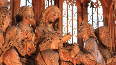 Wichtiges Detail der auf dem berühmten Altar oben dargestellten Abendmahl-Szene: Jesus reicht Judas (re.) ein Stück Brot. (Foto: Jürgen Binder)