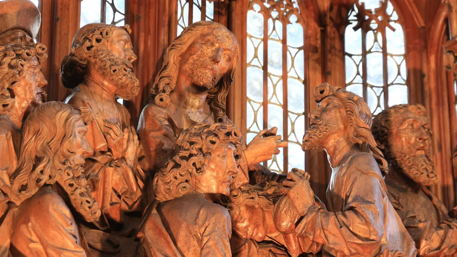 Wichtiges Detail der auf dem berühmten Altar oben dargestellten Abendmahl-Szene: Jesus reicht Judas (re.) ein Stück Brot. (Foto: Jürgen Binder)