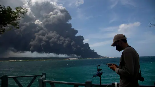 Einer riesige Rauchwolke steigt von einem brennenden Treibstofflager in der Nähe des Hafens von Matanzas auf Kuba auf. (Foto: Ismael Francisco/AP/dpa)