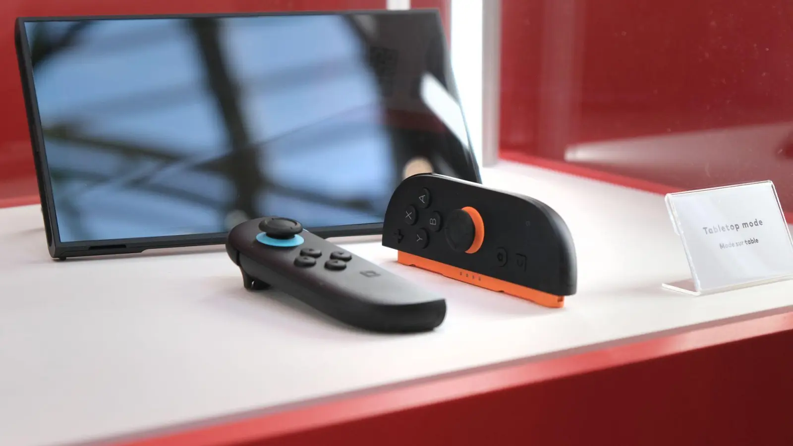 Nicht blind zugreifen: Wer jetzt schnell eine Nintendo Switch 2 kaufen will, prüft besser nach, dass der Preis auch in Ordnung ist.  (Foto: Benedikt Wenck/dpa)