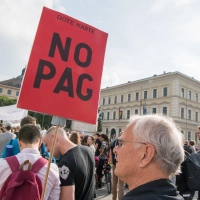 Das Bundesverfassungsgericht verhandelt am Dienstag und Mittwoch über zentrale Aspekte des bayerischen Polizeiaufgabengesetzes (PAG). (Archivbild)  (Foto: Peter Kneffel/dpa)