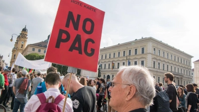 Das Bundesverfassungsgericht verhandelt am Dienstag und Mittwoch über zentrale Aspekte des bayerischen Polizeiaufgabengesetzes (PAG). (Archivbild)  (Foto: Peter Kneffel/dpa)