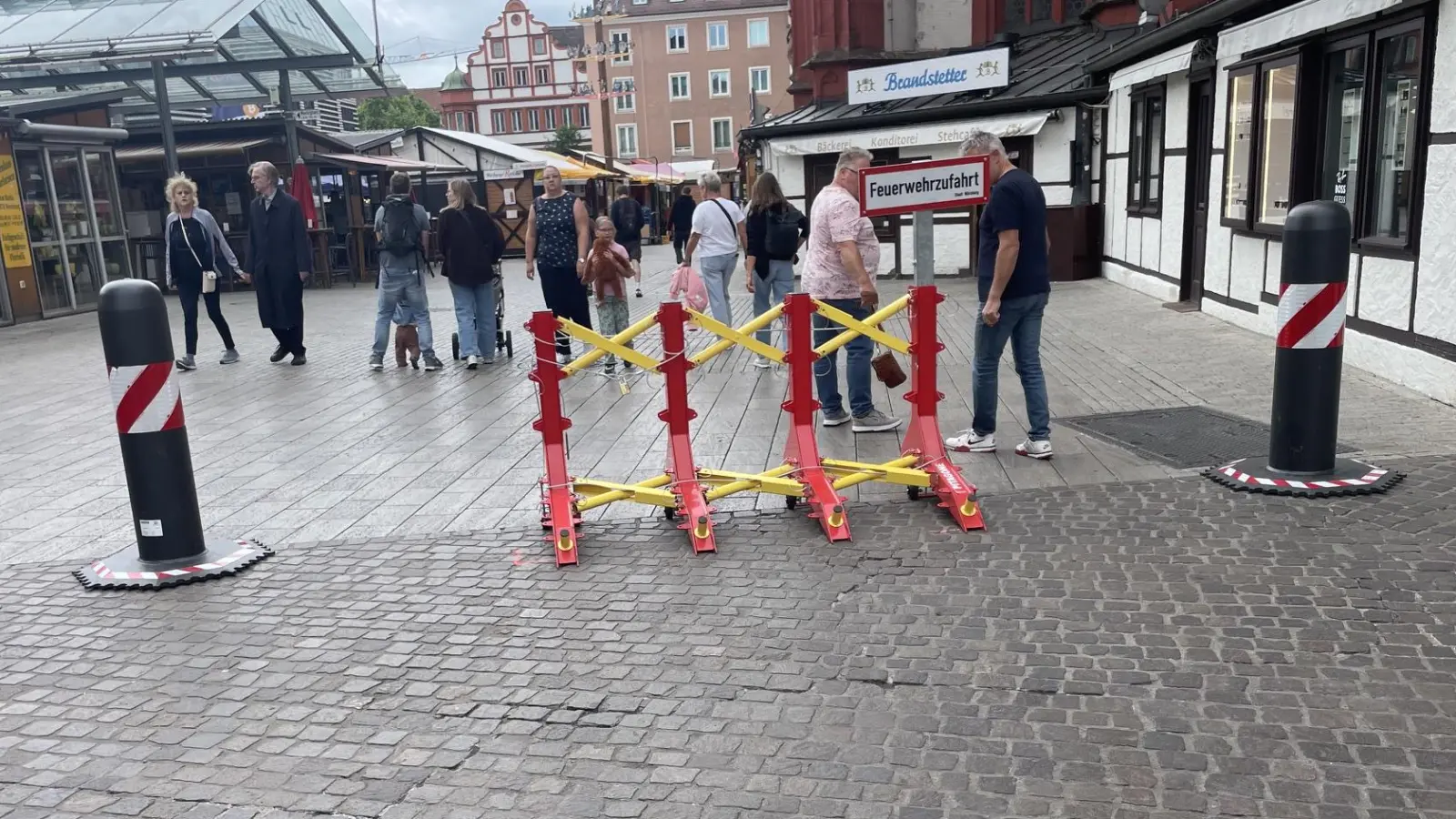 Zwischen zwei versenkbaren Pollern hatte die Stadt Würzburg im Juni bereits einen Vierer-Strang Pitagone aufgestellt, um potenziellen Amokfahrern die Zufahrt zu einem belebten Festbereich zu erschweren. Die Stadt Neustadt will nun vier Stränge anschaffen, die jeweils doppelt so breit sind, wie dieses Beispiel und damit auch ganze Straßen blockieren können.  (Foto: Thomas Kursawe)