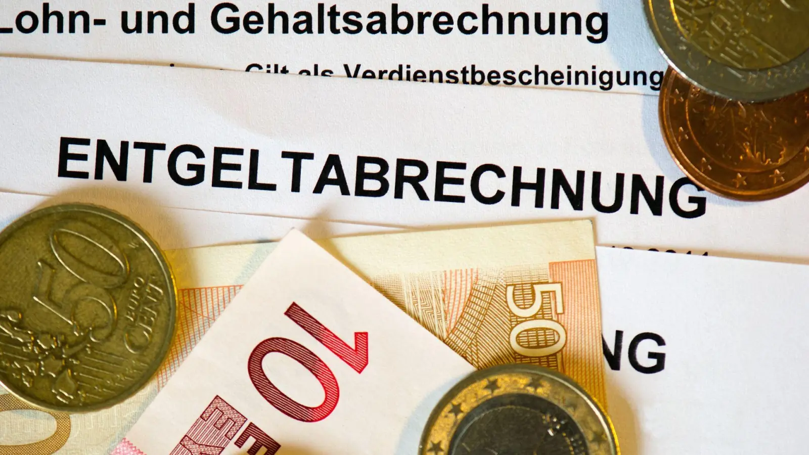 Selbst wer nur Mindestlohn verdient, hat einer Studie zufolge bei einem Vollzeitjob mehr Geld als im Bürgergeld. (Symbolbild) (Foto: Arno Burgi/dpa-Zentralbild/dpa)
