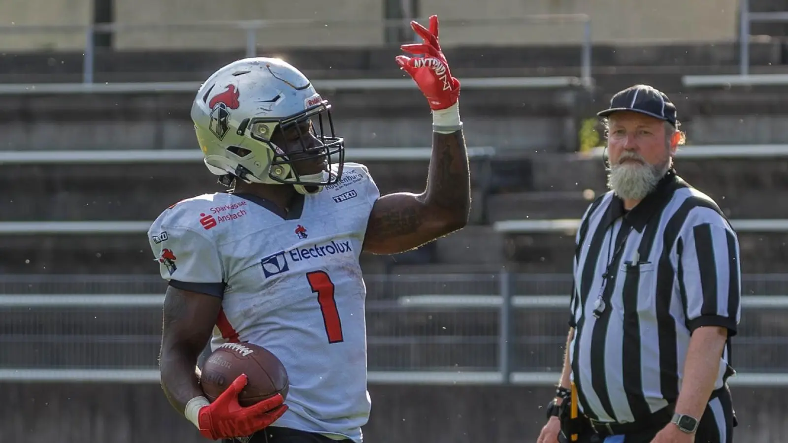 Solche Szenen dürfte es vorerst in der Bayernliga nicht geben: US-Importspieler Dwayne Milton jubelt über einen Touchdown für die Franken Knights. (Foto: Thomas Lüdtke)