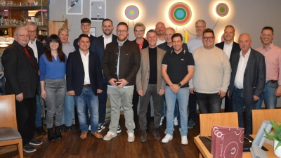 Mit diesen Bewerberinnen und Bewerbern für den Stadtrat sowie einigen entschuldigt Abwesenden geht die Neustädter CSU in den Kommunalwahlkampf. Achter von links: Bürgermeisterkandidat Alexander Müller.  (Foto: Patrick Lauer )