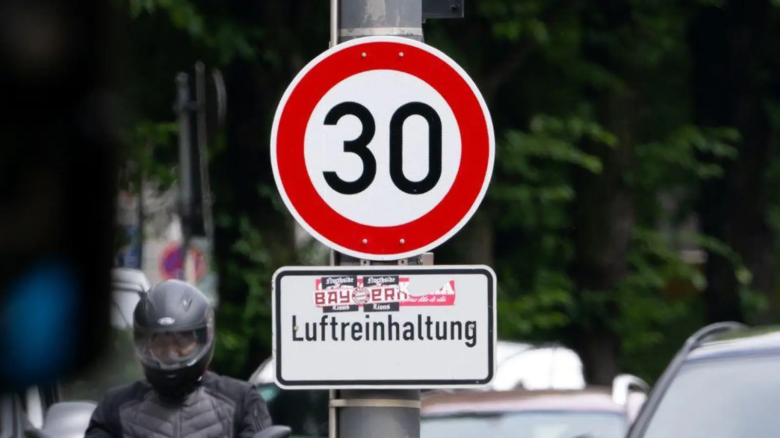 Zwischenzeitlich waren die Tempo-30-Schilder am Mittleren Ring verschwunden, nun müssen sie zurückkehren. (Archivbild) (Foto: Sven Hoppe/dpa)