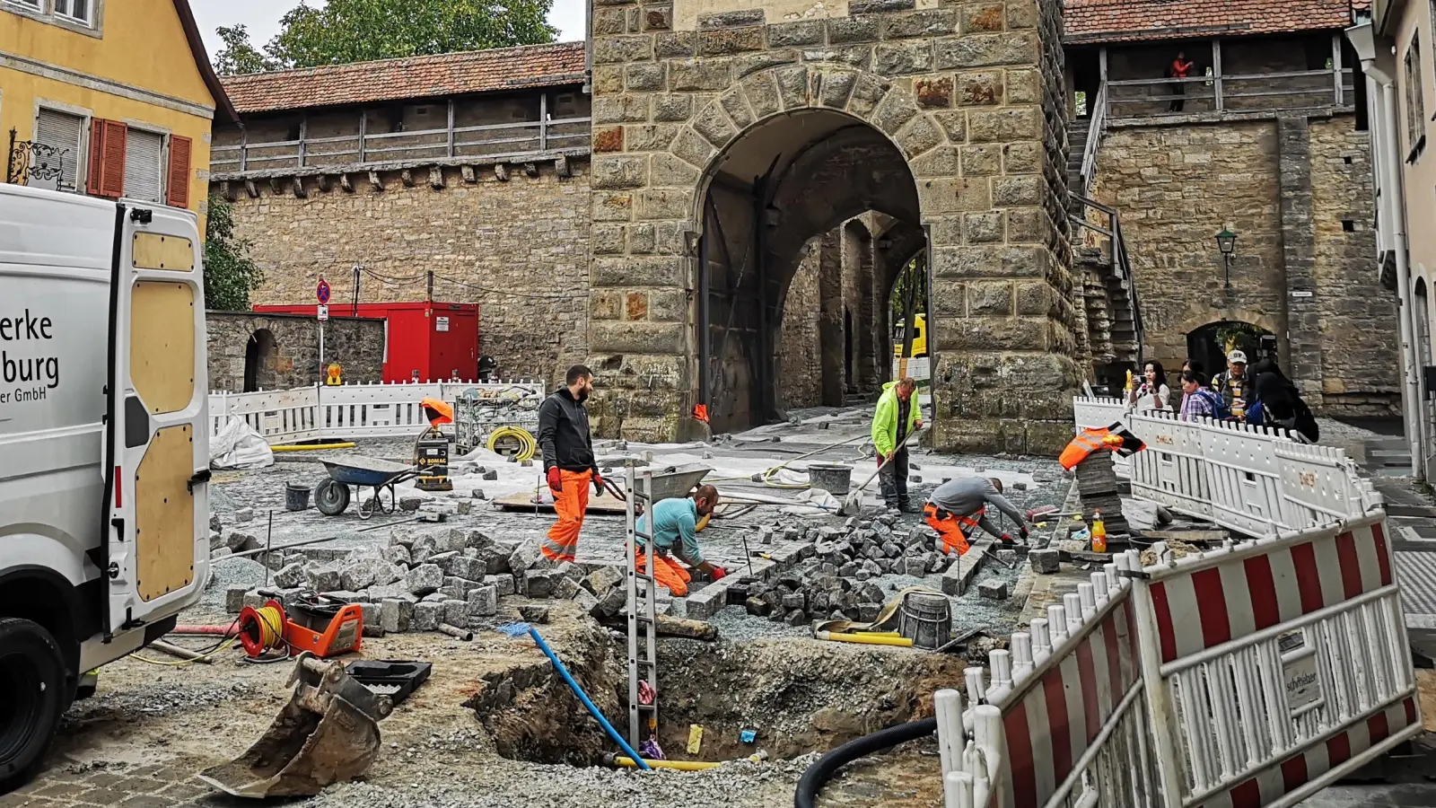 Am Galgentor wird derzeit auf Hochtouren gepflastert. Spätetstens am Montag, 23. Oktober, soll die Durchfahrt wieder möglich sein. (Foto: Jürgen Binder)