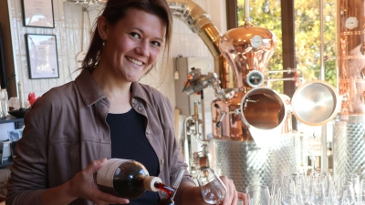 Die geprüfte Brennerin Anna Heß ist in ihrer Gast- und Destillierstube in ihrem Element. (Foto: Andreas Reum)