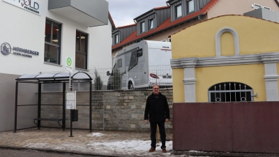 Die Kapelle wurde frisch saniert, aktuell wird sie vom Salz der direkt angrenzenden Straße geschützt. Auch Pflaster, Mauer und Bushäuschen sind neu. Bürgermeister Dörr freut sich über den geschafften Abschnitt. (Foto: Antonia Müller)