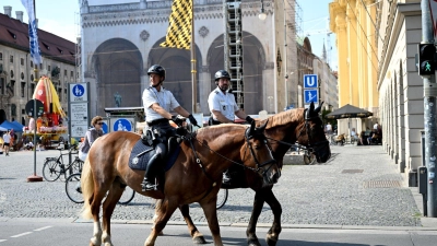 Berittene Polizei beim Jubiläum.    (Foto: Felix Hörhager/dpa)