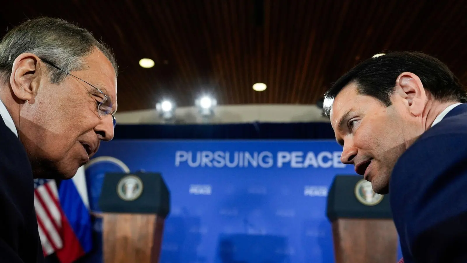 Die Außenminister Russlands und der USA sollen ein Treffen der Präsidenten Putin und Trump vorbereiten. (Archivbild) (Foto: Julia Demaree Nikhinson/AP/dpa)