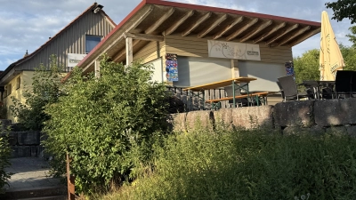 Das Strandhaus und der Kiosk am Obernzenner See sollen bald wiedereröffnet werden: Die Gemeinde hat einen neuen Pächter gefunden, der künftig regionale Küche anbieten will. (Foto: Yvonne Neckermann)
