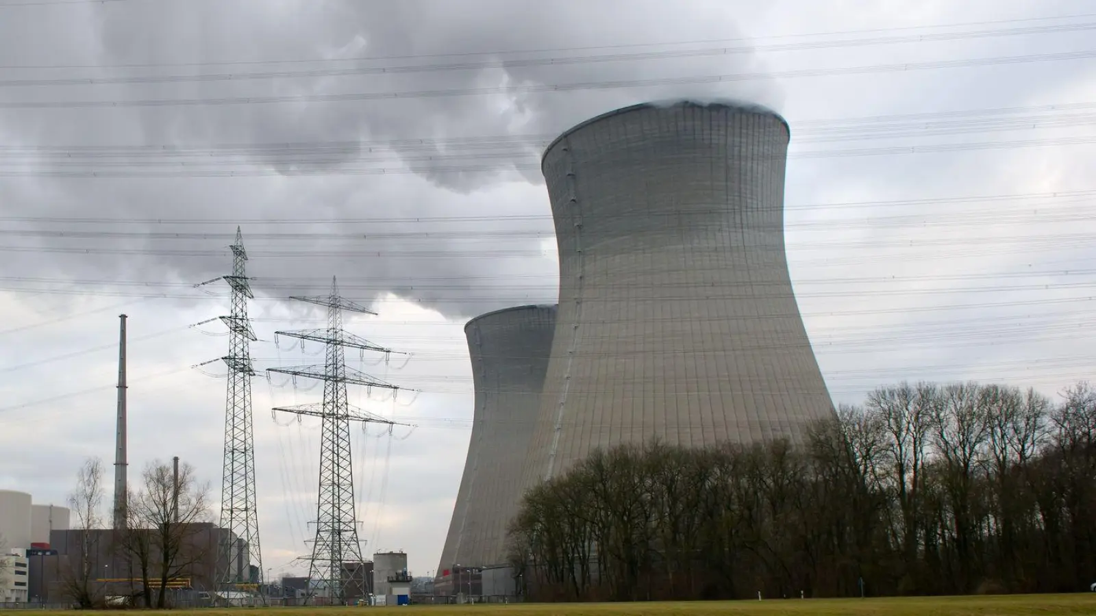 Hier waren sie noch in Betrieb: die Kühltürme des Atomkraftwerks Gundremmingen.  (Foto: Sven Hoppe/dpa)