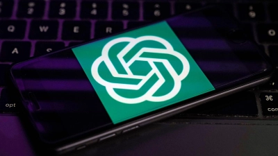 Die ChatGPT-Firma OpenAI will ein Gerät speziell für KI-Nutzung bauen - und handelte sich eine Klage von Apple ein. (Archivbild) (Foto: Richard Drew/AP/dpa)