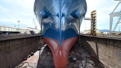 Experten rechnen damit, dass in den kommenden Jahren weltweit immer mehr Flüssigerdgas (LNG) gehandelt wird. Das Foto zeigt den Bug des LNG-Tankschiffs „Maran Gas Amorgos“, das kürzlich für eine Wartung in einem Trockendock in Spanien lag. (Foto: Helge Toben/dpa)