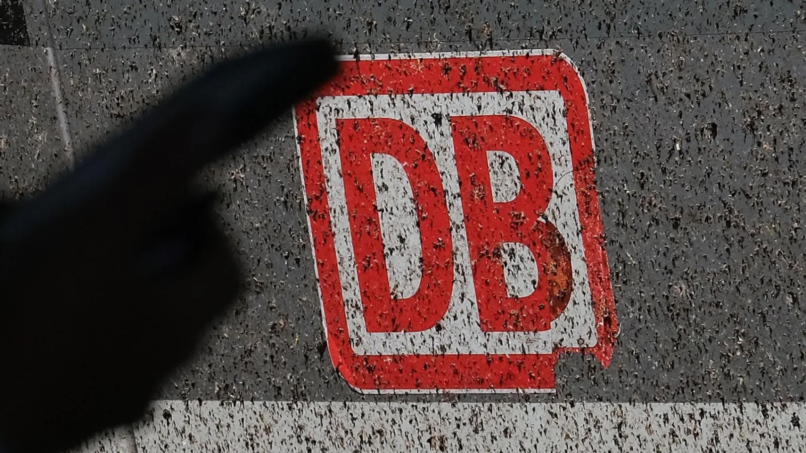 Der Ruf der Bahn ist derzeit ramponiert. Eine neue Spitze und eine neue Strategie sollen es richten. (Archivbild) (Foto: Bernd Weißbrod/dpa)