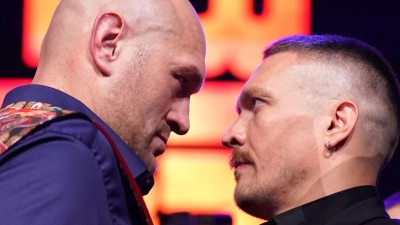 Der Kampf zwischen Tyson Fury (l) und Alexander Usyk soll im Februar in Saudi-Arabien stattfinden. (Foto: Zac Goodwin/PA Wire/dpa)