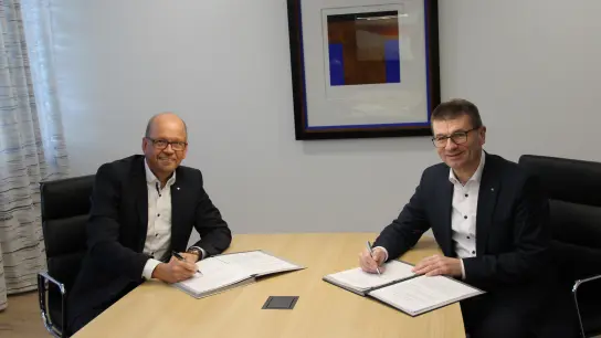 Werner Frieß (links) und Dr. Gerhard Walther unterzeichneten einen Kooperationsvertrag zur gemeinsamen Nutzung von Geschäftsstellen durch Sparkasse Ansbach und VR-Bank Mittelfranken West eG. Die ersten beiden entstehen in Lehrberg und Flachslanden.  (Foto: Sparkasse Ansbach)
