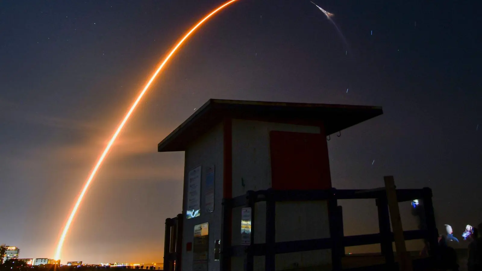 Die Rakete der Raumfahrtfirma SpaceX startet für die Nasa mit einem „Dragon“-Frachter zur Internationalen Raumstation (ISS). (Foto: Malcolm Denemark/Florida Today/AP/dpa)