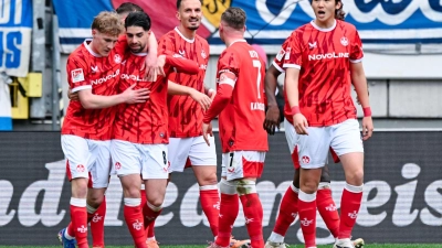 Durften einen Derbysieg bejubeln: Die Profis des 1. FC Kaiserslautern.  (Foto: Uwe Anspach/dpa)