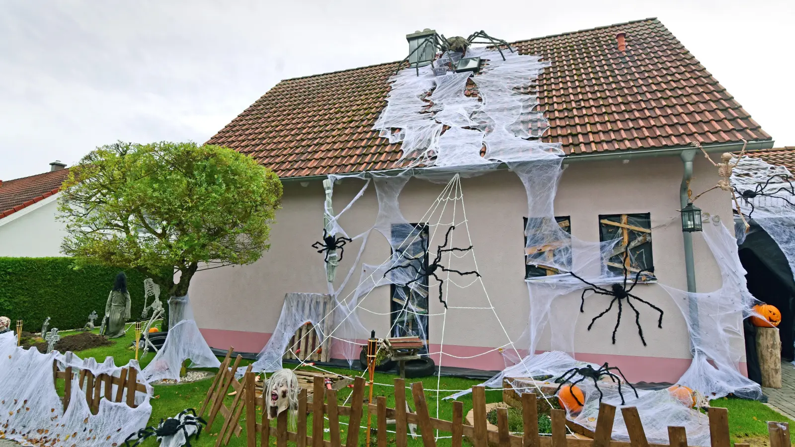 Kleine Details und große Aufreger gibt es im Garten und an der Fassade von Christa und Steve Miller in Höfstetten bei Ansbach zu sehen. Halloween-Grusel vom Feinsten. (Foto: Irmeli Pohl)