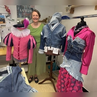Puffärmel mit Jeansstoff, weiße Jeansschößchen an der Jacke, eine Jeanskappe und eine Corsage aus mehreren Jeans-Hosenbünden: Astrid Natho mit ein paar Kostümen aus der Produktion „Don Quijote”.  (Foto: Lara Hausleitner)