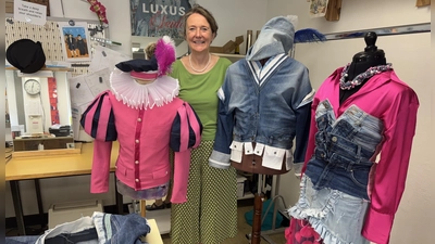 Puffärmel mit Jeansstoff, weiße Jeansschößchen an der Jacke, eine Jeanskappe und eine Corsage aus mehreren Jeans-Hosenbünden: Astrid Natho mit ein paar Kostümen aus der Produktion „Don Quijote”.  (Foto: Lara Hausleitner)