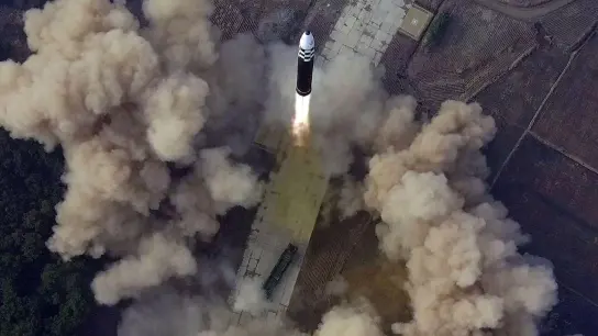Dieses von der staatlichen nordkoreanischen Nachrichtenagentur KCNA zur Verfügung gestellte Bild zeigt den Test einer neuen ballistischen Interkontinentalrakete. (Foto: -/kcna/dpa)