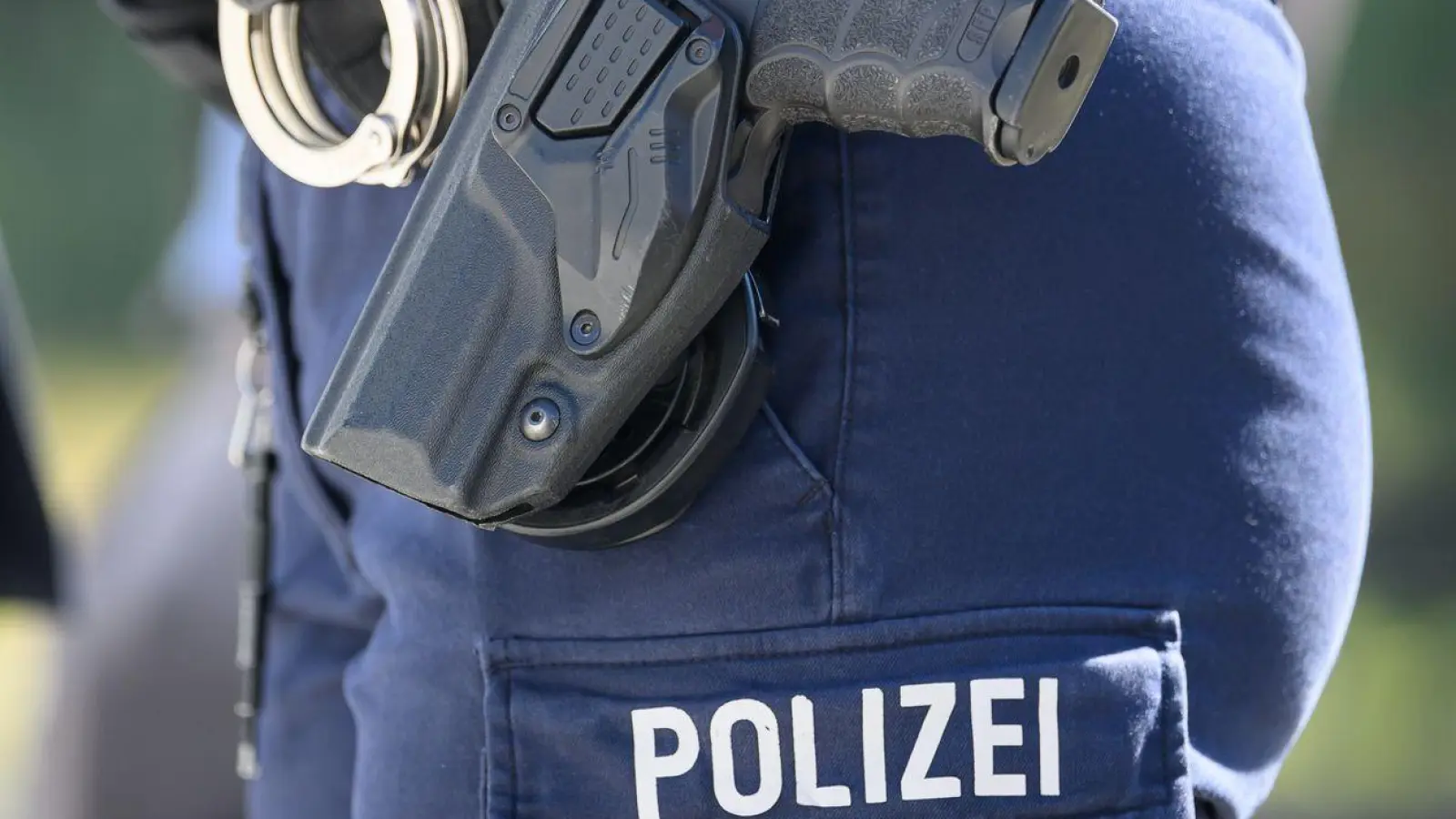 Die Polizei kann den 19-Jährigen später stellen. (Symbolbild) (Foto: Robert Michael/dpa)