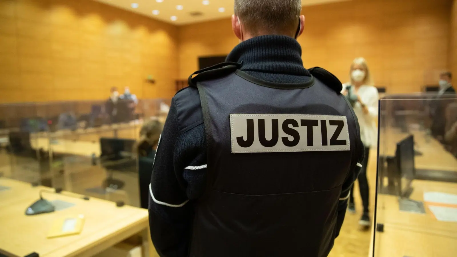 Ein Justizbeamter steht in einem Gerichtssaal. (Foto: Friso Gentsch/dpa/Symbolbild)