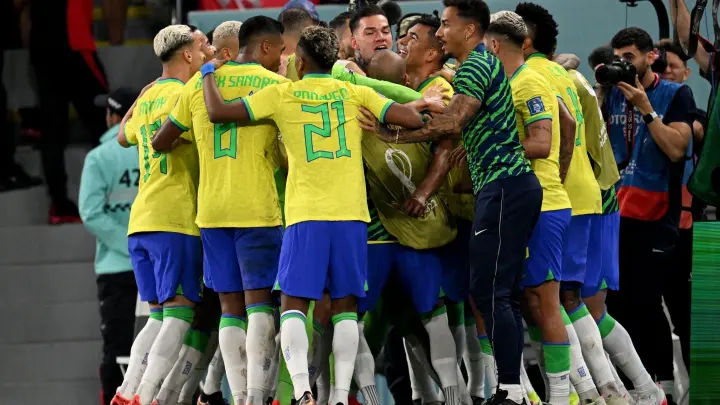 Brasiliens Spieler feiern den den Siegtreffer durch Casemiro. (Foto: Federico Gambarini/dpa)