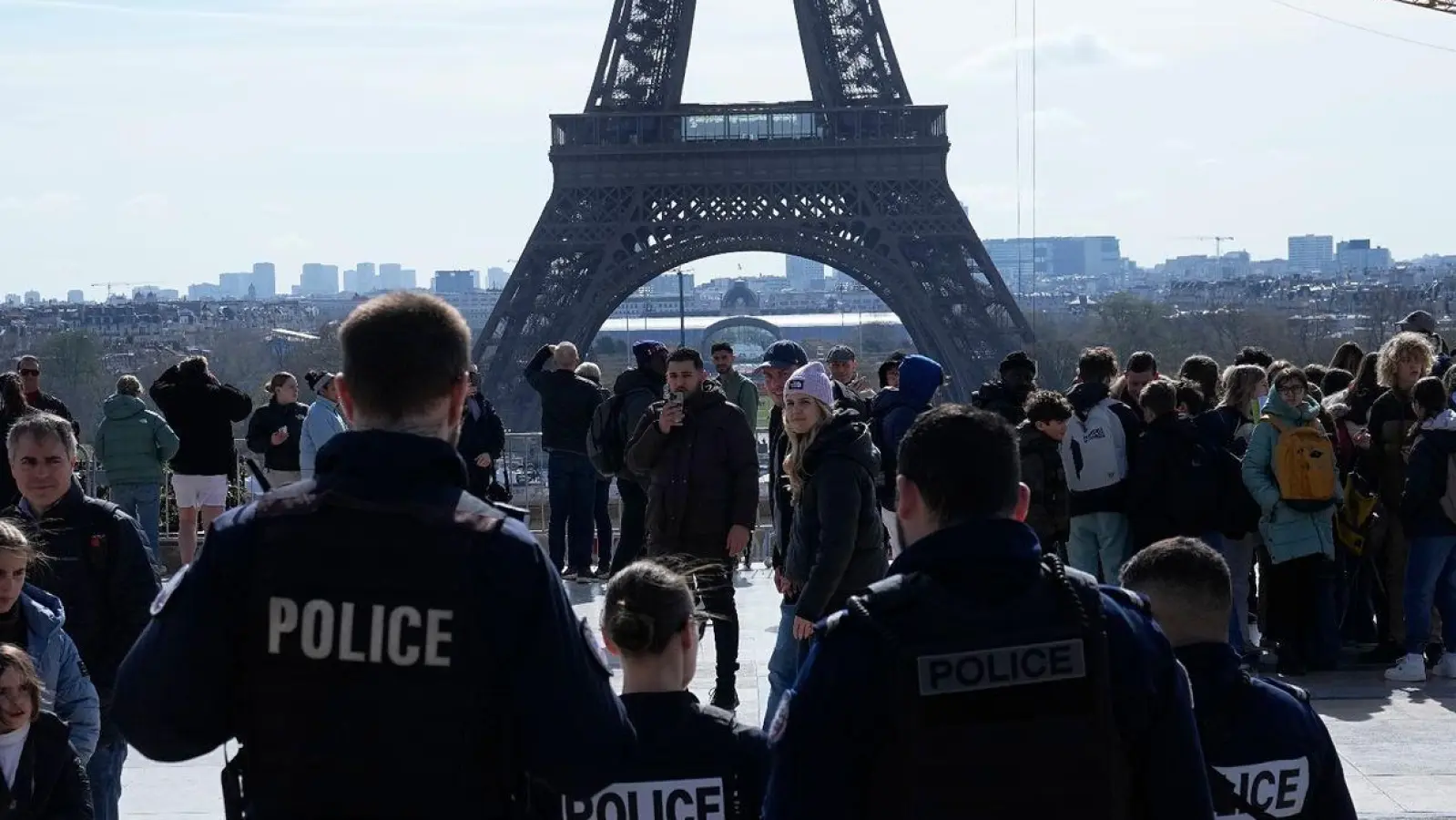 Polizisten patrouillieren auf dem Trocadero-Platz unweit des Eiffelturms. (Foto: Michel Euler/AP)