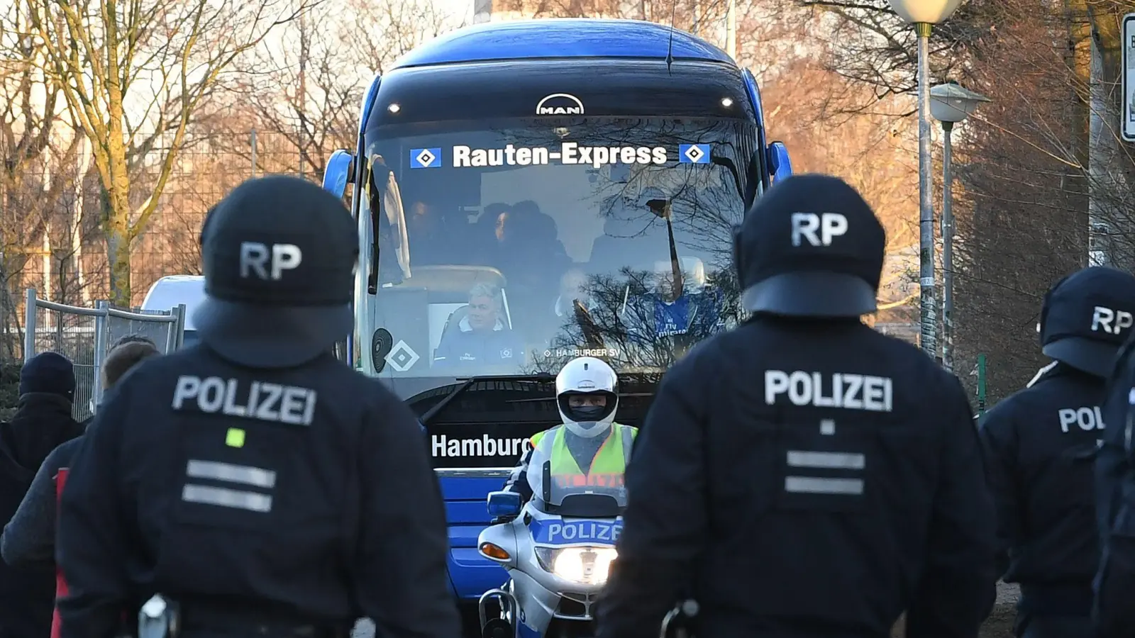 Die Polizei beim Nordderby (Foto: Carmen Jaspersen/dpa)