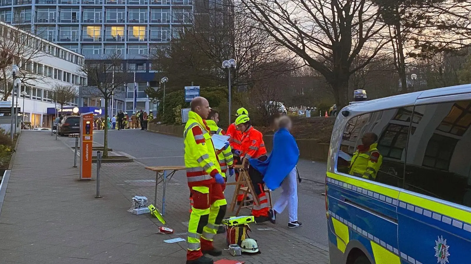 In einem Aachener Krankenhaus gibt es einen größeren Polizeieinsatz. (Foto: Ralf Roeger/dmp/dpa)