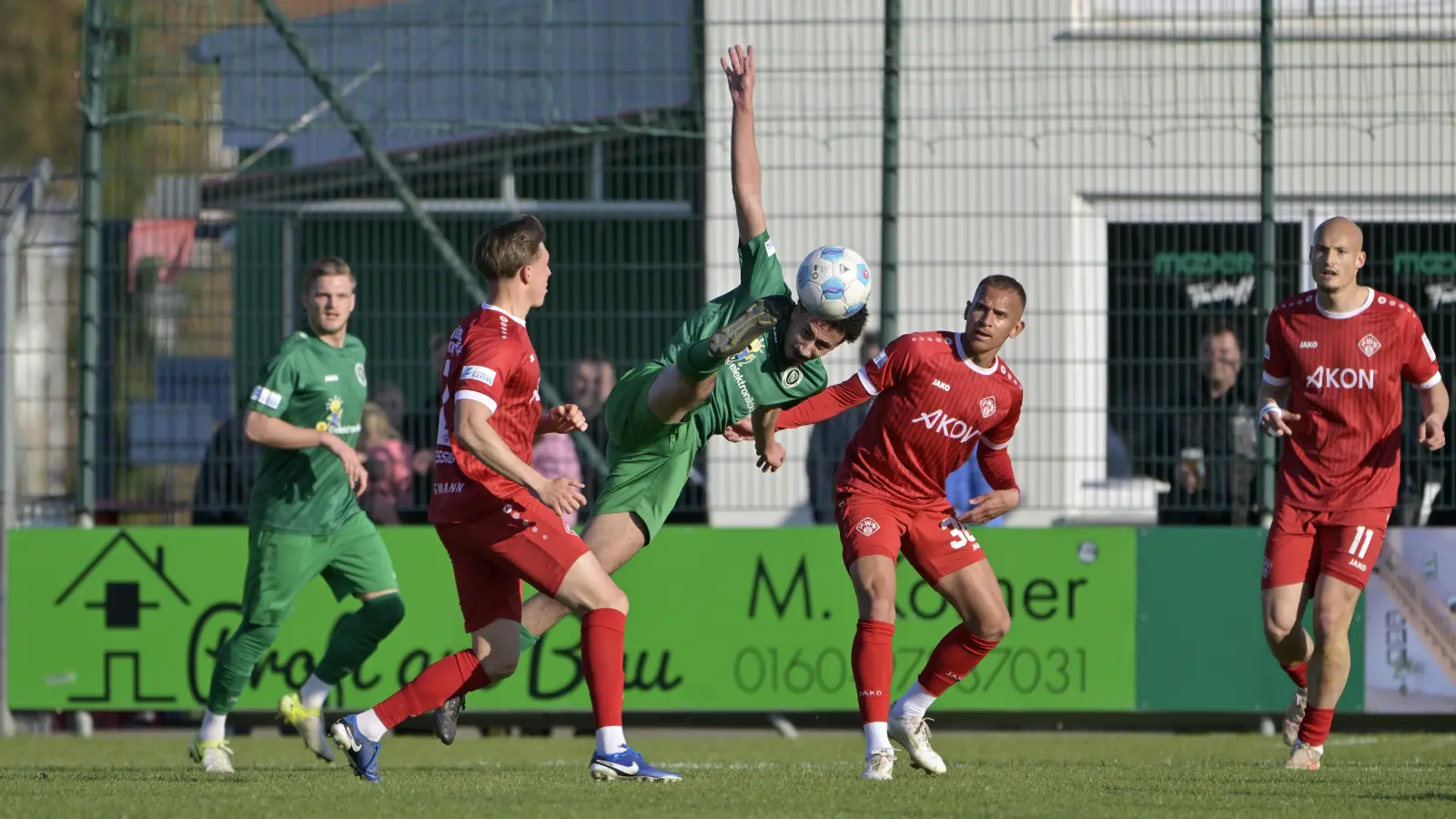 Die letzte Aktion von SpVgg-Verteidiger Abdennour Rhani (am Ball). Danach musste er verletzt raus. Rechts neben ihm Kickers-Stürmer Benyas Solomon Junge-Abiol. (Foto: Martin Rügner)
