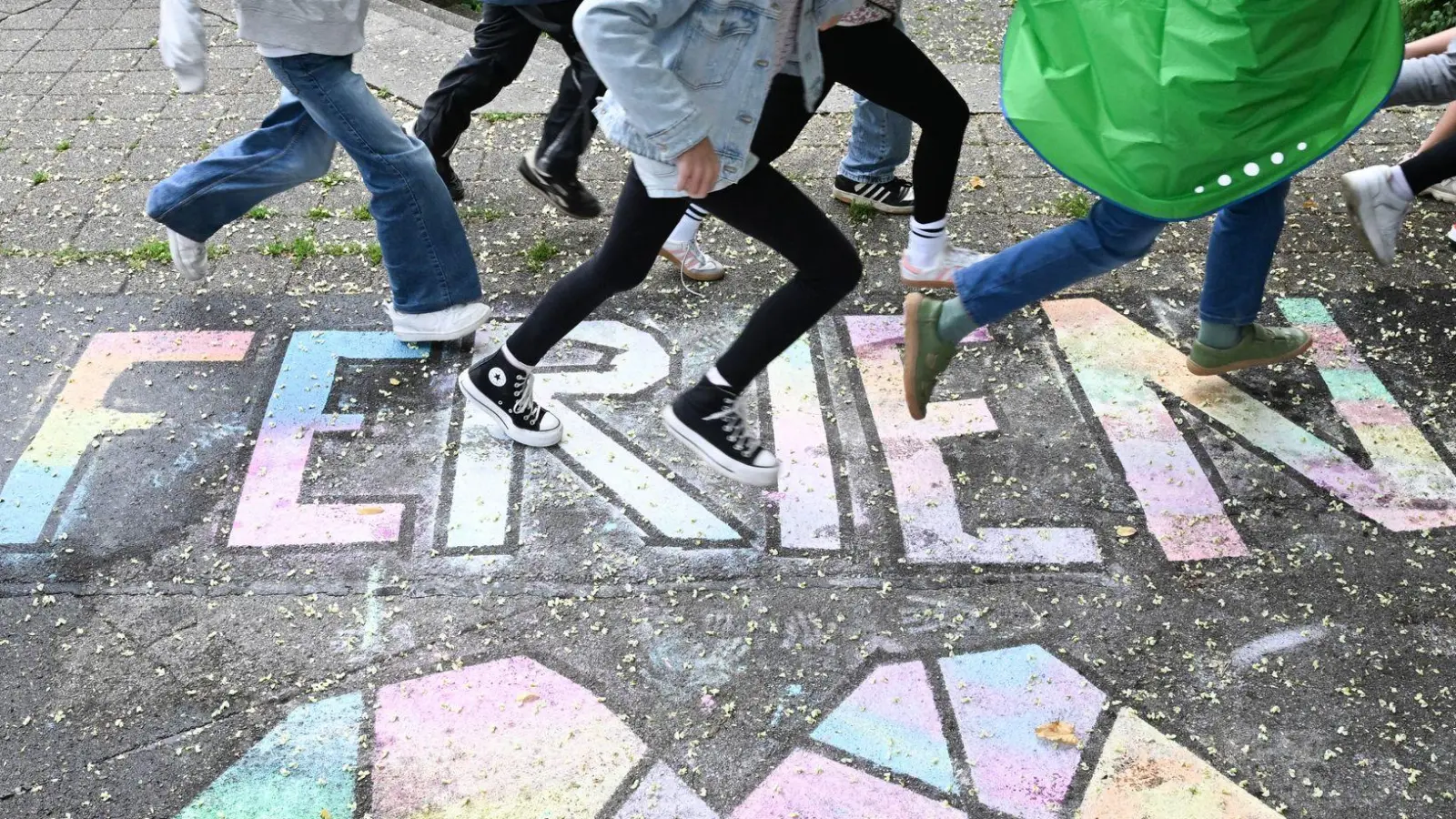 Wann starten sinnvoll die Sommerferien? Der Deutsche Philologenverband hat einen Vorschlag. (Archivbild) (Foto: Bernd Weißbrod/dpa)
