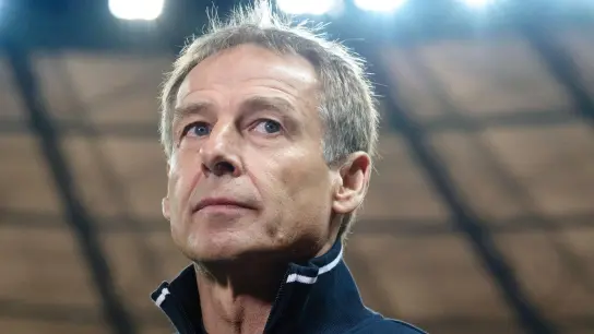 Ex-Trainer Jürgen Klinsmann steht im Stadion. (Foto: Soeren Stache/dpa-Zentralbild/dpa/Archivbild)