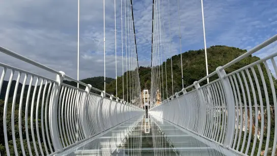 Die Bach-Long-Glasbrücke (auf Deutsch: Weißer Drache) im Hochland von Vietnam. (Foto: -/Moc Chau Island/dpa)