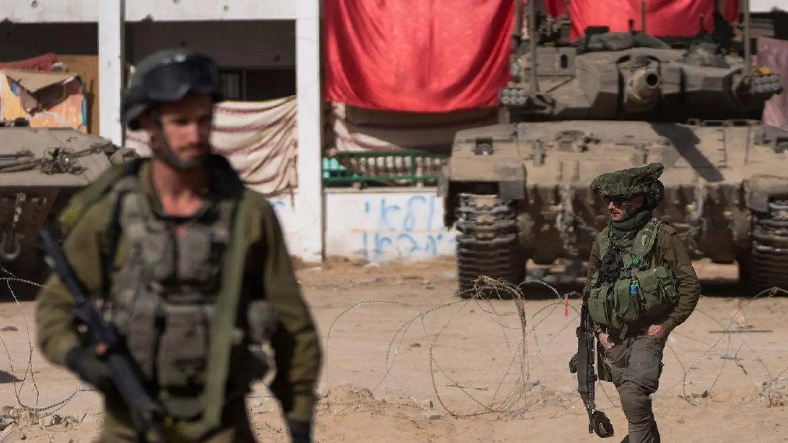 Israelische Soldaten sind während einer Bodenoperation im Gazastreifen im Einsatz. (Foto: Ohad Zwigenberg/AP)