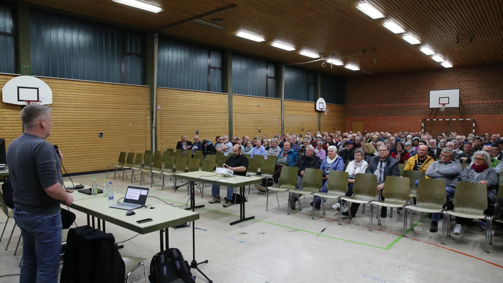 Christian Schwarz von der Firma Eco-Net informierte in der gut besuchten Mehrzweckhalle in Flachslanden, wie die Erweiterung des Nahwärmenetzes funktionieren könnte. (Foto: Alexander Biernoth)