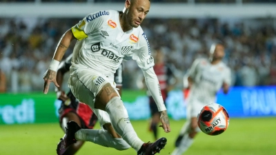 Neymar am Ball für den FC Santos. (Foto: Andre Penner/AP/dpa)