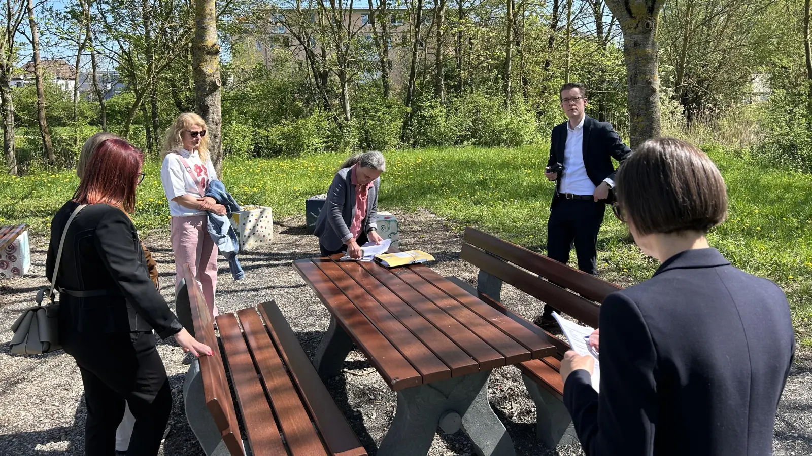 Ortstermin im Bürgerpark: Die drei Richter sahen sich die Gegebenheiten am geplanten Jugendtreff an und inspizierten ausführlich das umgebende Wohnviertel. (Foto: Florian Pöhlmann)