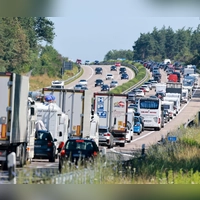 Pausen einplanen: Regelmäßige Stopps alle zwei Stunden oder 200 Kilometer helfen, unangenehme Situationen im Stau zu vermeiden.<br> (Foto: Christian Butt/dpa)