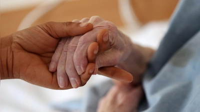  In einer alternden Gesellschaft werden Pflegefachpersonen immer wichtiger (Foto: Oliver Berg/dpa/dpa-tmn)