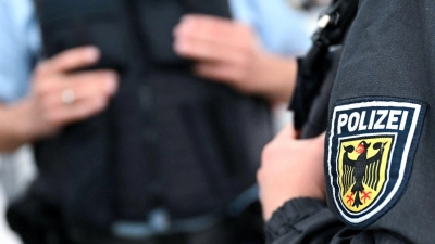 Der flüchtige Fahrer wurde am Autohof Ansbach gefunden. Er saß mit 1,6 Promille am Steuer. (Symbolbild: Sven Hoppe/dpa)