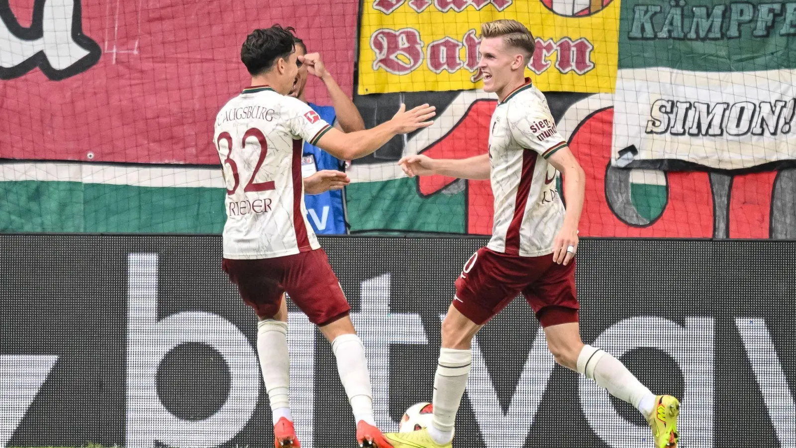 Augsburgs bester Mann gegen Schalke: Matchwinner Kade (r.) (Foto: Harry Langer/dpa)