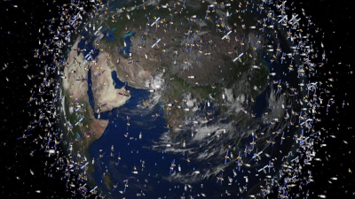 Das computergenerierte Bild der European Space Agency (ESA) zeigt Weltraummüll früherer Weltraummissionen, der neben intakten Satelliten um die Erde kreist. (Foto: ESA/ESA/dpa)