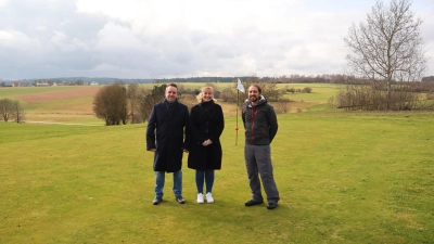 Wünschen sich wieder ein reges Vereinsleben auf der Golfanlage beim Dinkelsbühler Stadtteil Seidelsdorf (von links): Oliver Meier, Jennifer Meier-Jagodzinski und Nico Unger. (Foto: Martina Haas)